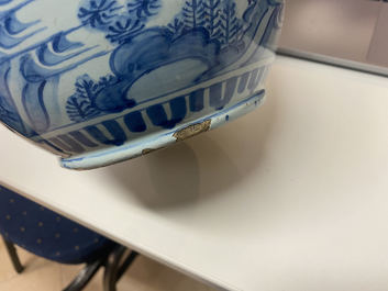 Een grote blauw-witte Delftse kan met chinoiserie decor, 17de eeuw